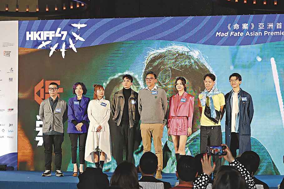 ◆導演鄭保瑞（右四）率領電影《命案》一眾演員亮相。