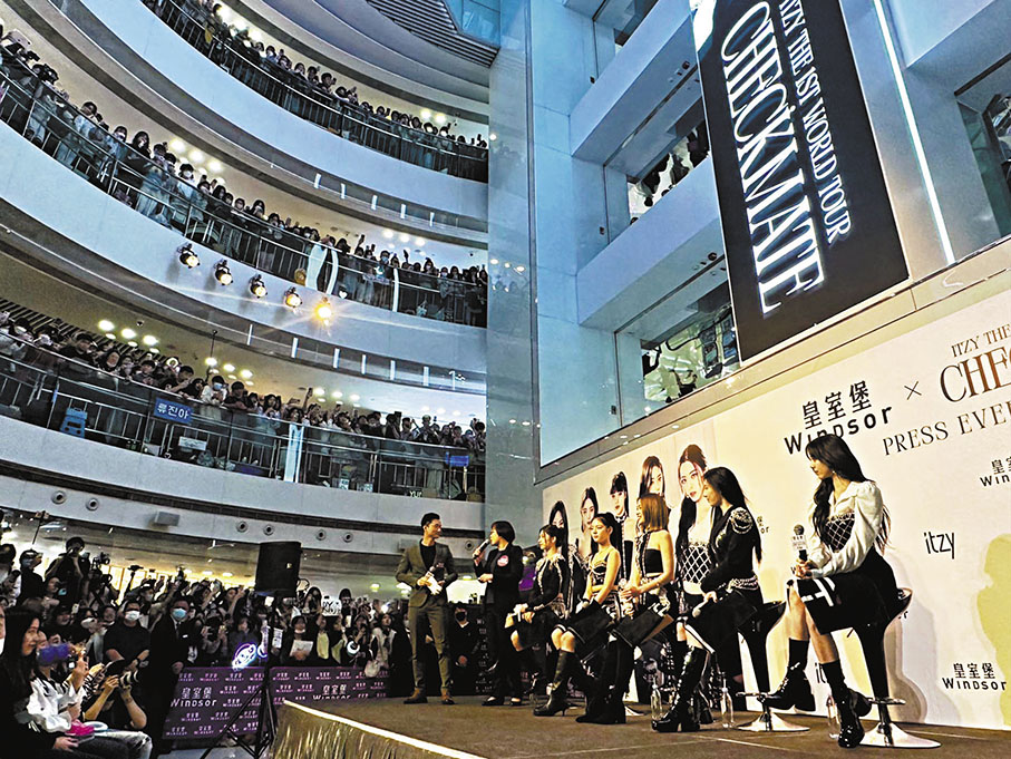 ◆昨日記者會吸引大批粉絲逼爆商場。