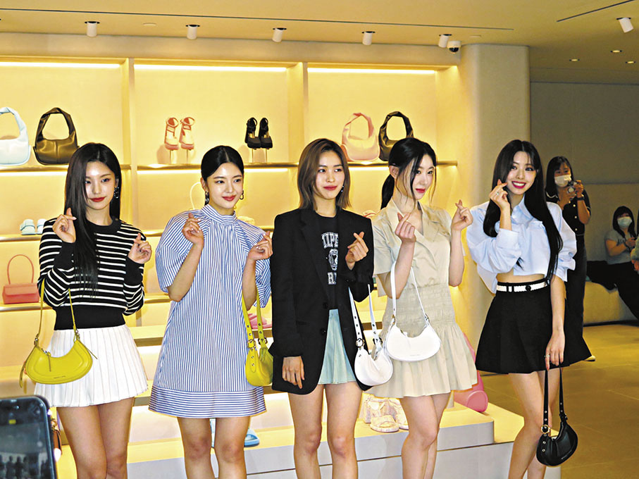 ◆左起：禮志、Lia、留真、彩鈴、有娜前晚拍照時大派心心。