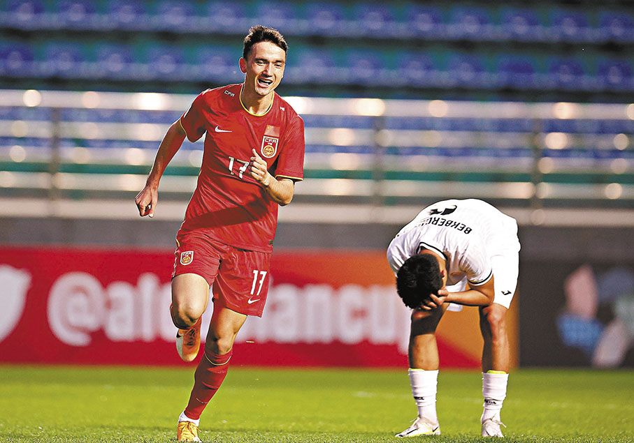 ◆中國隊球員木塔力甫（左）在比賽中慶祝。  新華社