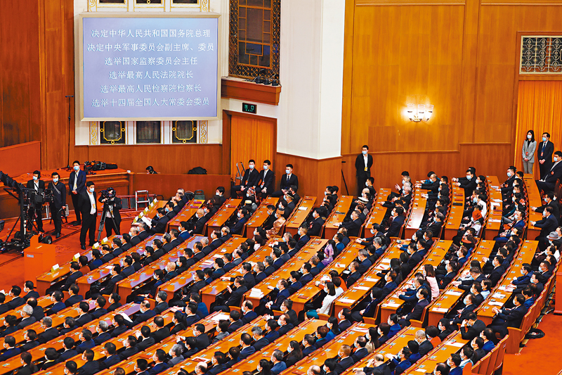 ◆3月11日，十四屆全國人大一次會議在北京人民大會堂舉行第四次全體會議。圖為電子屏幕顯示會議議程。 中新社