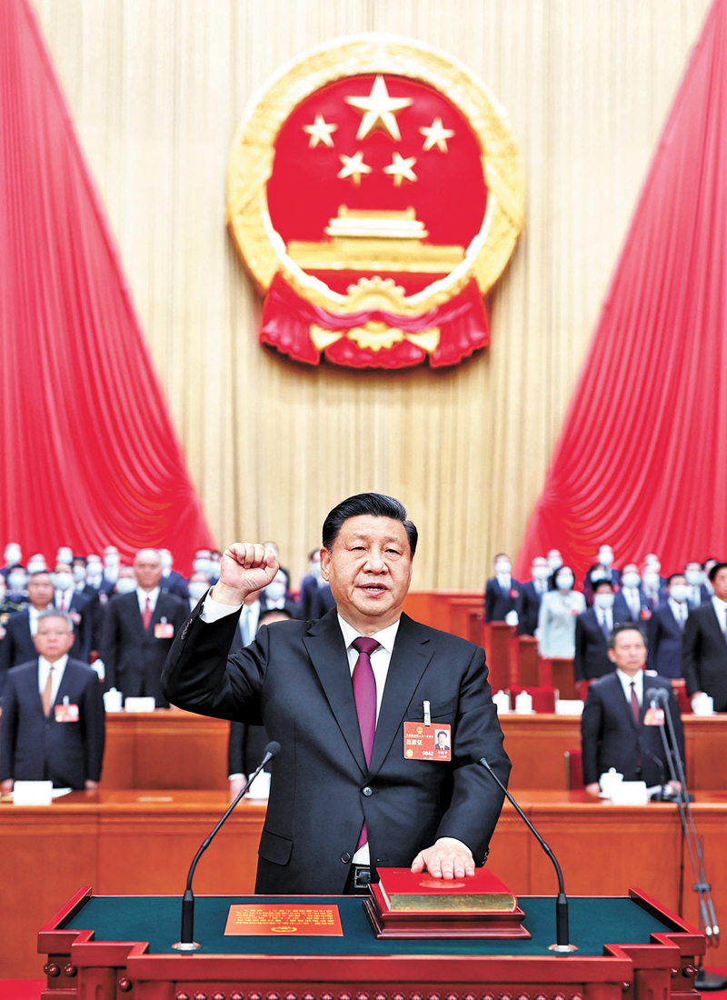 ◆3月10日，十四屆全國人大一次會議在北京人民大會堂舉行第三次全體會議。習近平全票當選中華人民共和國主席、中華人民共和國中央軍事委員會主席。這是習近平進行憲法宣誓。 新華社