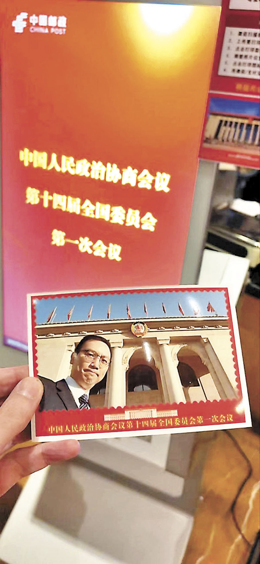 ◆ 李鎮強昨晚打印明信片，紀念兩會時光。