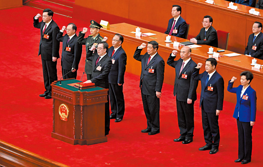 ◆根據國務院總理李強的提名，經投票表決，決定丁薛祥、何立峰、張國清、劉國中為國務院副總理，李尚福、王小洪、吳政隆、諶貽琴、秦剛為國務委員，吳政隆為國務院秘書長。這是國務院副總理、國務委員、秘書長進行憲法宣誓。 新華社