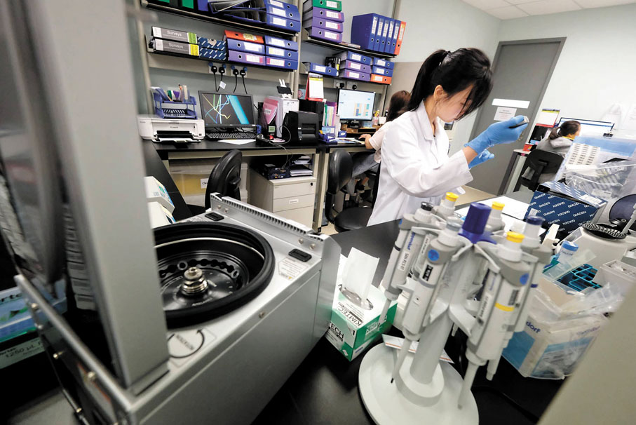 ◆朱葉玉如希望能以自身經歷對女性起示範作用，鼓勵大家選擇自己發展的路徑，「堅持下去，一定會成功。」圖為工作中的女性科研人員。 資料圖片