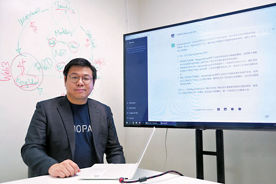 ◆李勁華表示，如部門同事要一個助手，可先想想ChatGPT能否幫手。 香港文匯報記者曾興偉 攝
