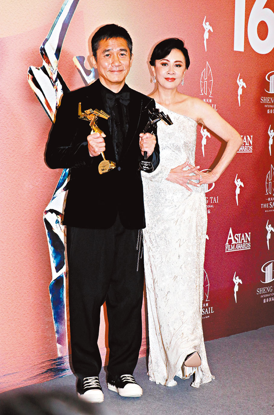◆梁朝偉奪得兩項大獎，太太劉嘉玲在場共享喜悅。