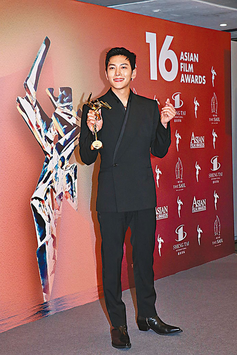 ◆ 池昌旭高興地拿獎項比心。