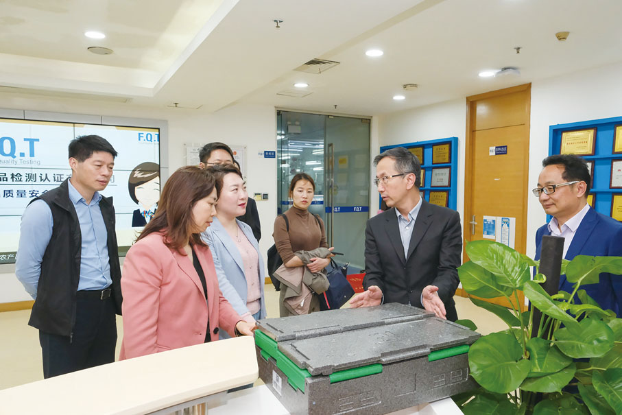 ◆ 深農集團推深農標準轉運箱、智慧農機等吸引全國多方合作夥伴前來考察。黃偉董事長（右二）向參觀者介紹數字化轉運箱。 