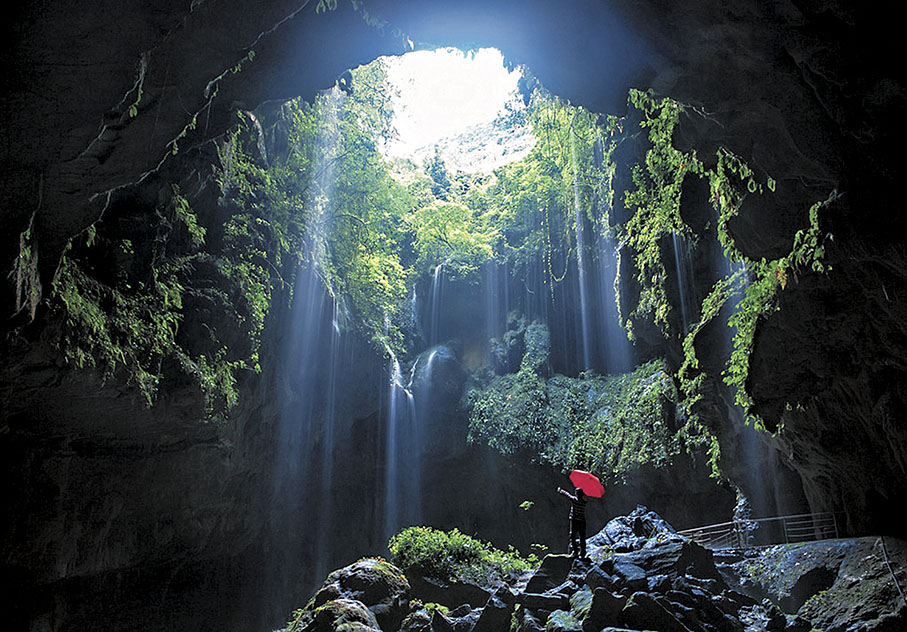 ◆ 廣西因為天坑數量最多、規模最大，被譽為「天坑博物館」。圖為廣西桂林的乾龍天坑。