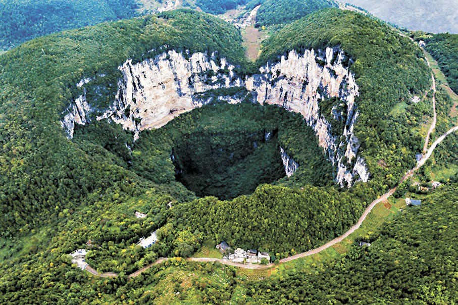 ◆ 相對封閉的生態環境，令天坑保存豐富多樣的原始森林與珍稀動植物，深邃而神秘。圖為重慶的小寨天坑。