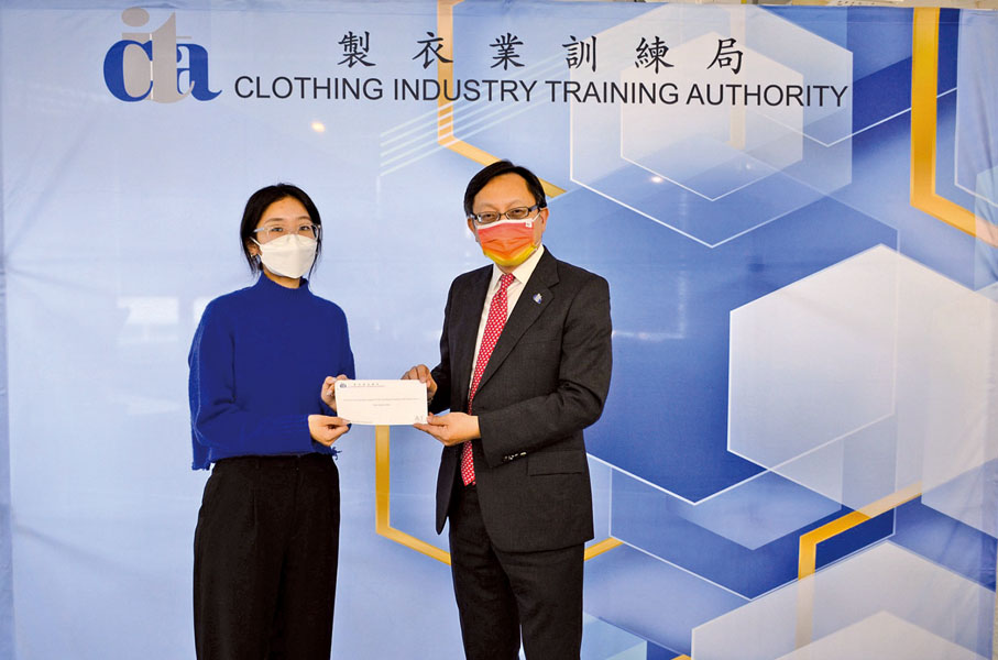 ◆ 鄭文德頒發世界技能大賽時裝科技優異獎現金獎給予優異獎章得獎者林美心。（製衣業訓練局Facebook）