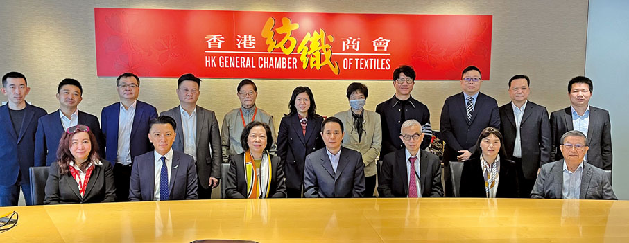 ◆ 光臨本會的清遠市領導包括市委常委、統戰部部長李豐（前排中）、市委統戰部常務副部長馮紅雲（後排中）、商務局局長潘海濤（後排左四）及其他市工信和資訊化局領導。本會出席會議包括：（前排）永遠榮譽會長黃守正（右一）、潘陳愛菁（左三）、會長朱立夫（右三）、立法會紡織及製衣界議員、常務副會長陳祖恒（左二）、名譽會長關淑敏（左一）、秘書長蕭勁樺（後排右三）、副監事長宋敏之（後排右五）等。