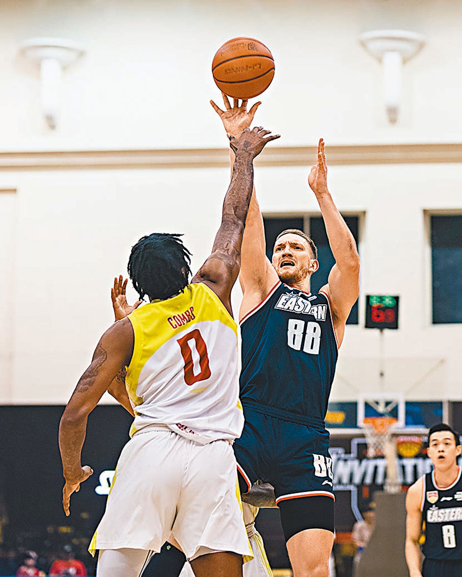 ◆ 東南亞職業籃球聯賽（ABL）昨於越南上演總決賽第二場較量，手握一場勝利的香港東方（藍衫）以70：88不敵西貢熱火，總場數被追成1：1。 球會圖片