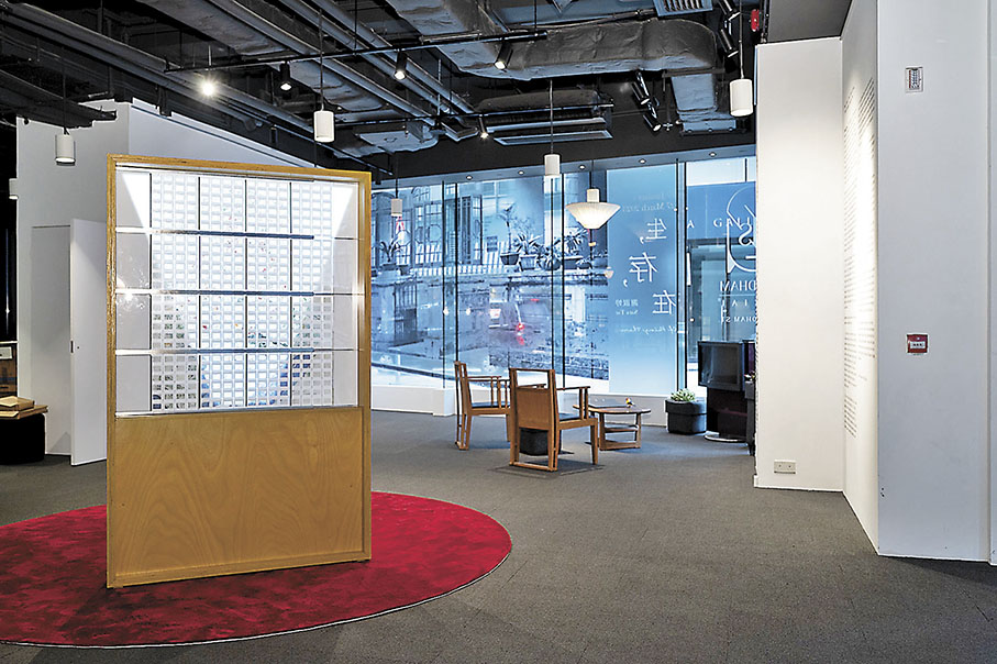 ◆Wyndham Social 面向街道的窗戶，藝術家裝上印有十九世紀雲咸街的半透明膠片。 圖片由主辦方提供