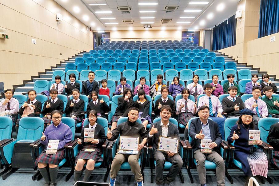 ◆趙陽(左3)關心青少年   協助香港漢華中學邀請著名台灣水彩畫家張偉鈺於下午到校開展講座，為初中及高中視藝學生介紹水彩藝術。  Herman攝