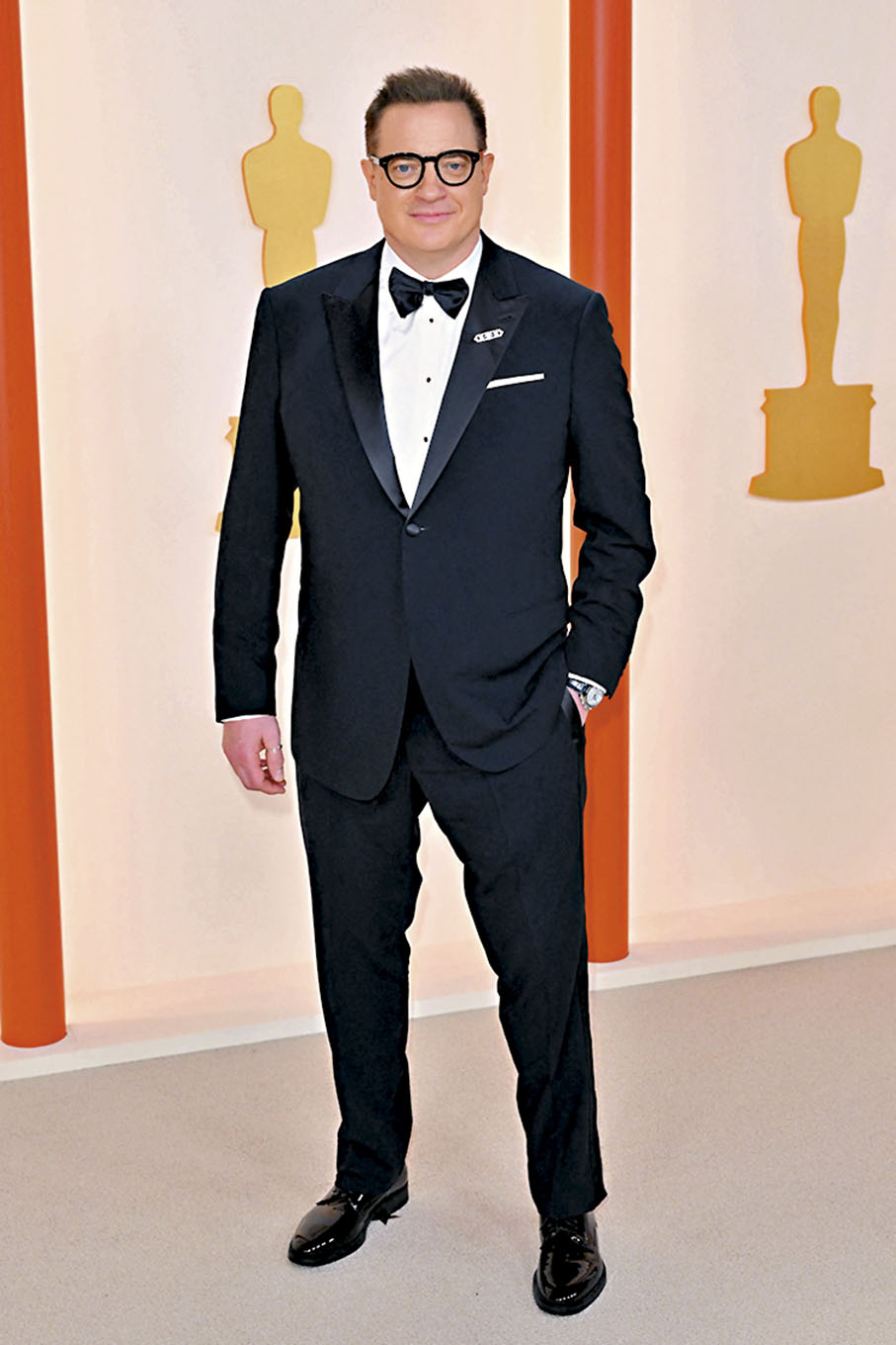 ◆班頓費沙以一身黑西裝幹練亮相紅毯。 法新社