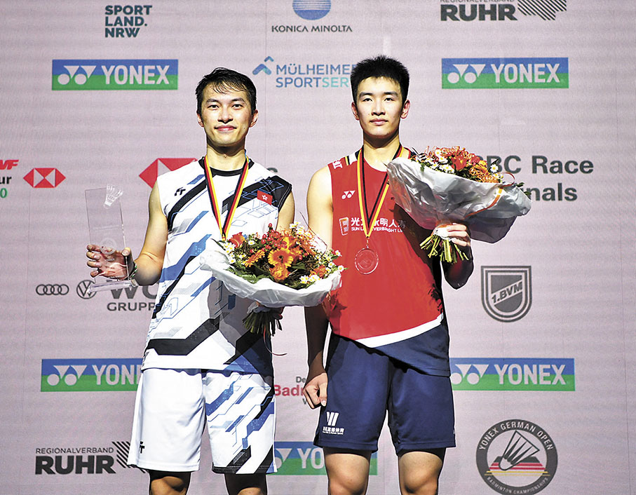 ◆伍家朗（左）與李詩灃在頒獎儀式上合影。 新華社