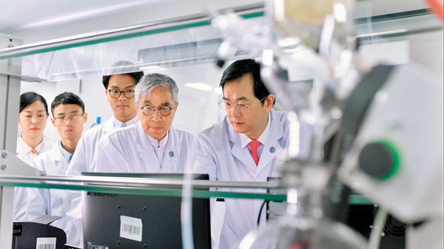 ◆廣州賽萊拉幹細胞科技股份有限公司董事長陳海佳（右一）和香港籍科研人員在一起開展幹細胞研究。香港文匯報廣州傳真