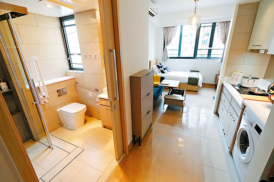 ◆單位採用低門檻，洗手間使用趟門、防滑地磚並設扶手等。 香港文匯報記者涂穴  攝