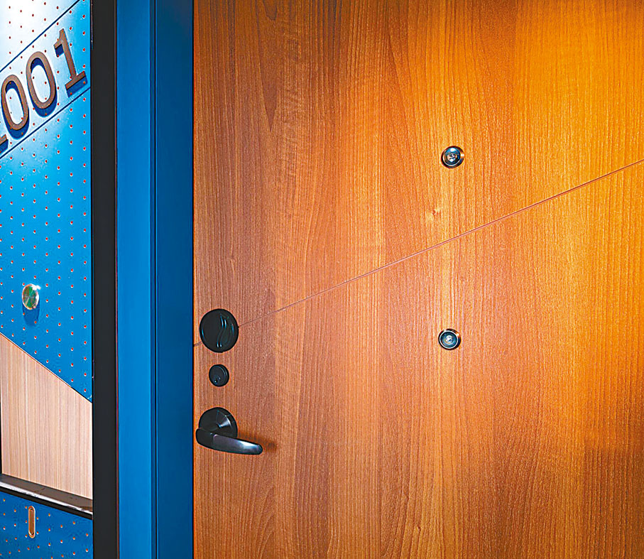 ◆單位大門安裝高低位置的雙防盜眼，讓坐輪椅的租戶也能透過防盜眼窺探門外情況。