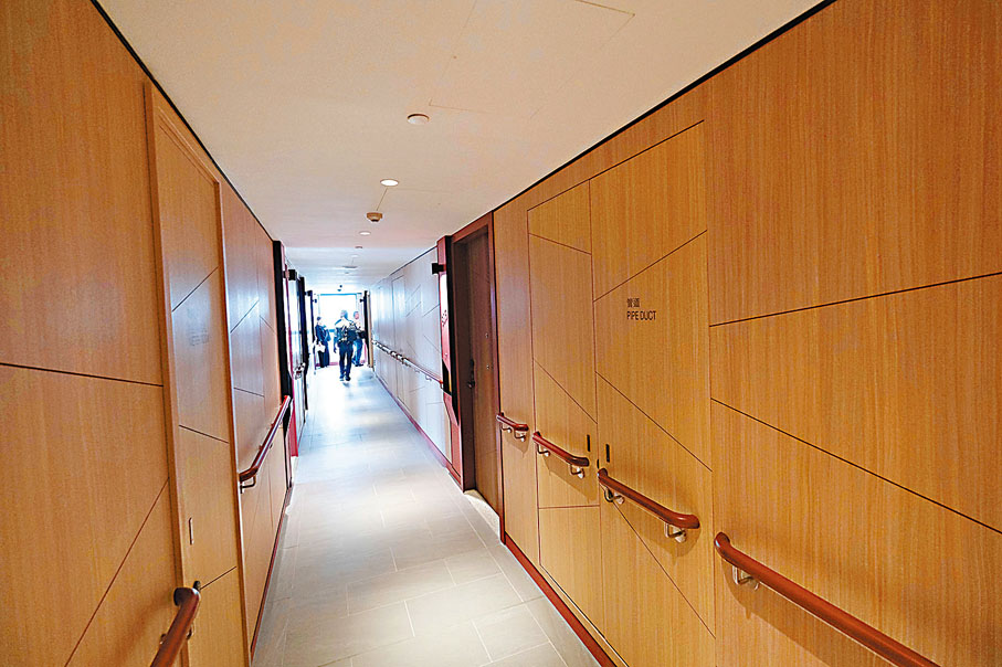◆屋苑走廊、升降機等公用地方，均有裝設扶手。 香港文匯報記者涂穴  攝