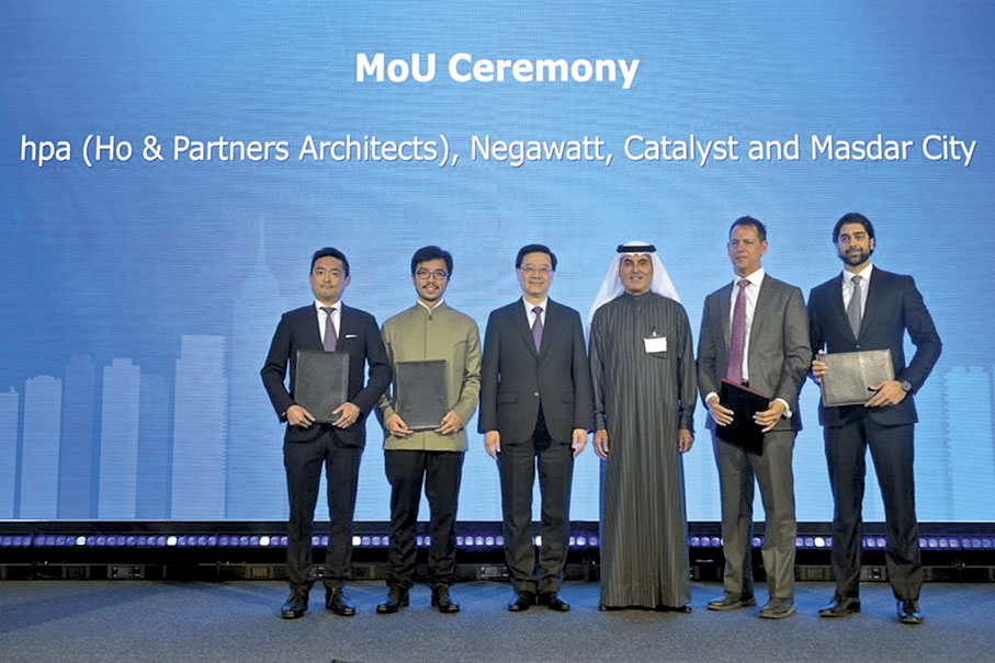 ◆何力治（左二）的公司在出訪中東期間簽署了一份合作備忘錄。