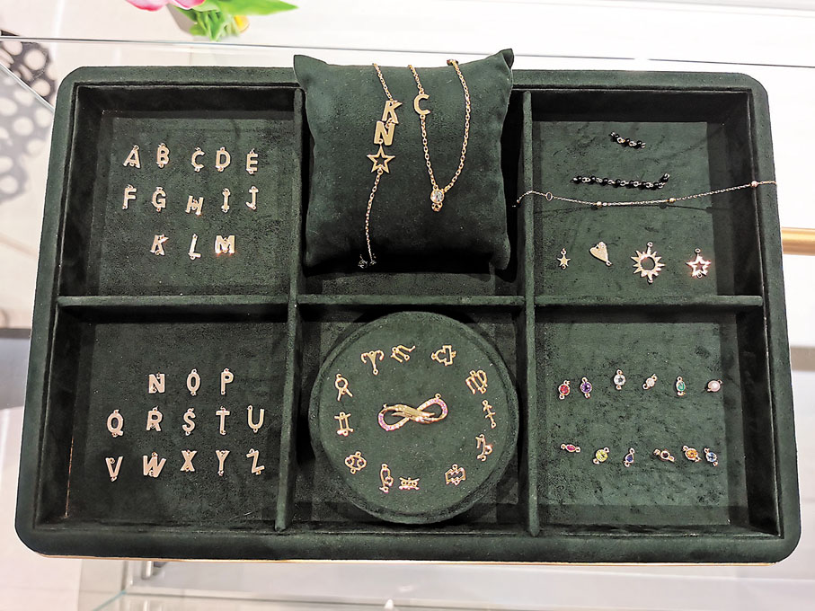 ◆在Jewellery Bar，你可按喜好選擇各式吊飾配搭。