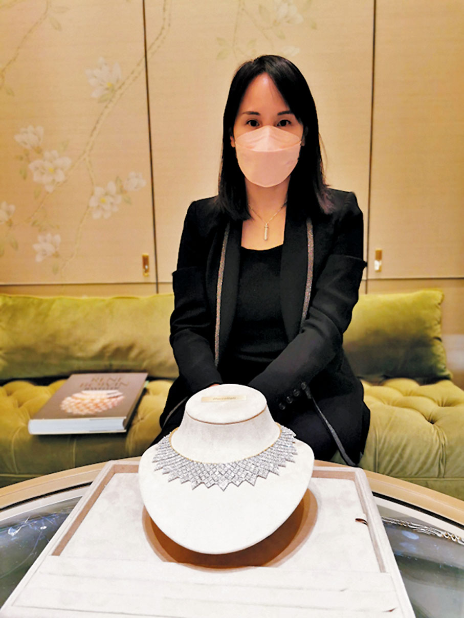 ◆金星珠寶副總經理李明慧特地解說古董珠寶的歷史及價值，圖中是BUCCELLATI的1970's項鏈。