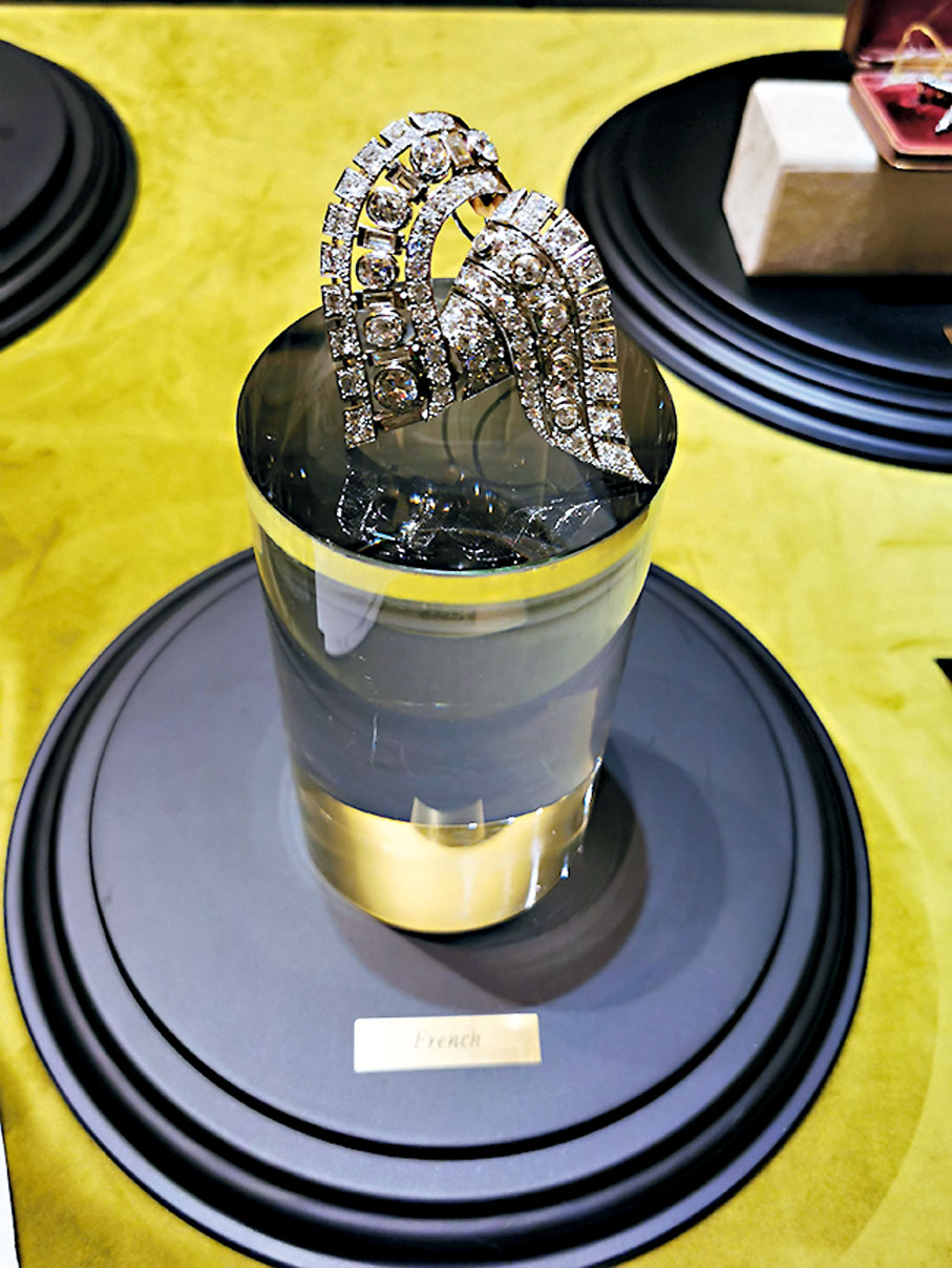 ◆RENE BOIVIN鑽石雙夾胸針Circa 1937。