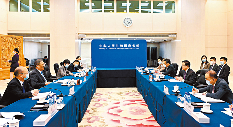 ◆李家超昨日下午與國家商務部部長王文濤（左二）會面。