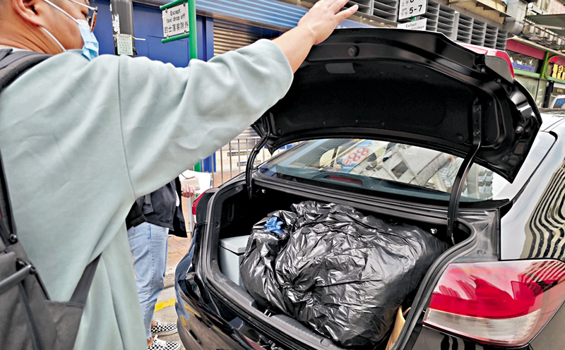 ◆探員從兇案單位內檢走大袋證物。