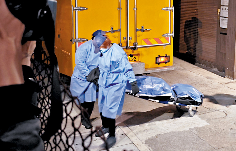 ◆女死者遺體由仵工舁送殮房。