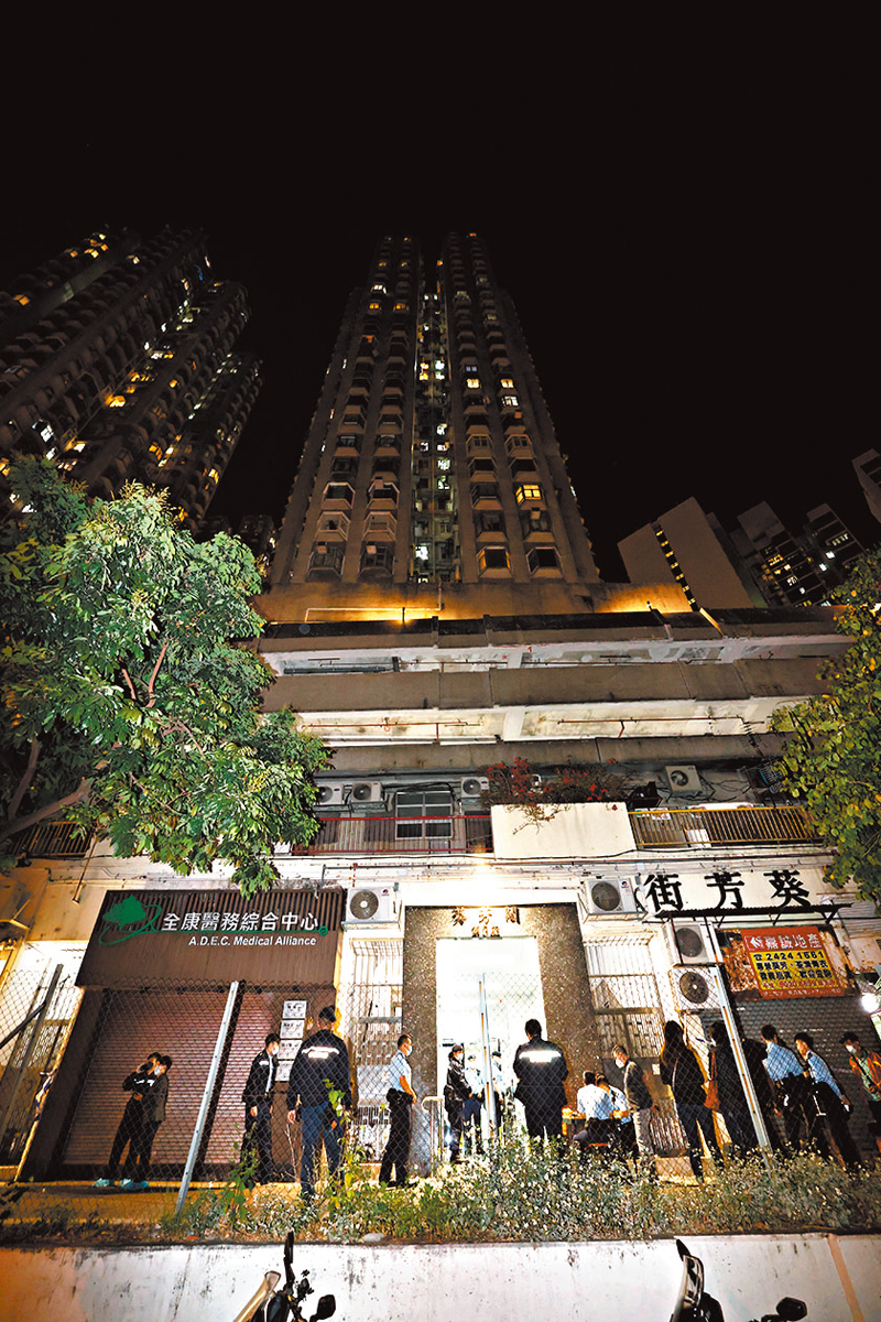 ◆發生入屋爆竊殺人案的葵芳閣第三座，警方事後封鎖大廈調查。香港文匯報記者鄺福強 攝
