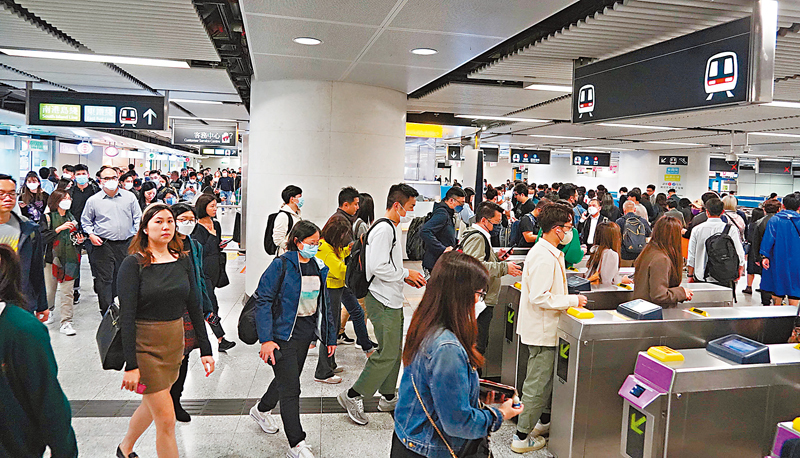 ◆消息人士透露，港鐵本月初邀請各界人士交流。圖為市民於金鐘站入閘乘搭港鐵。香港文匯報記者曾興偉  攝