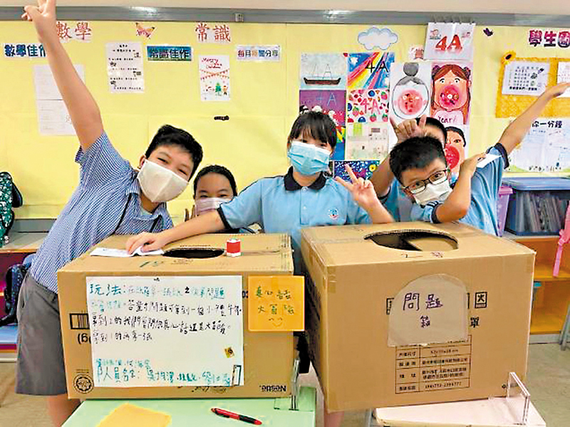 ◆ 學生把廢物製作成攤位遊戲，在校園展覽宣傳低碳環保的訊息。