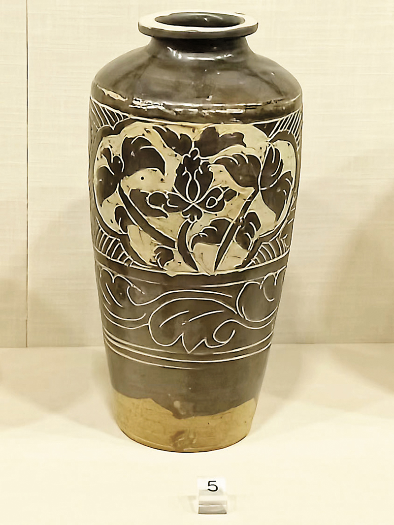 ◆褐釉剔刻菊花紋經瓶