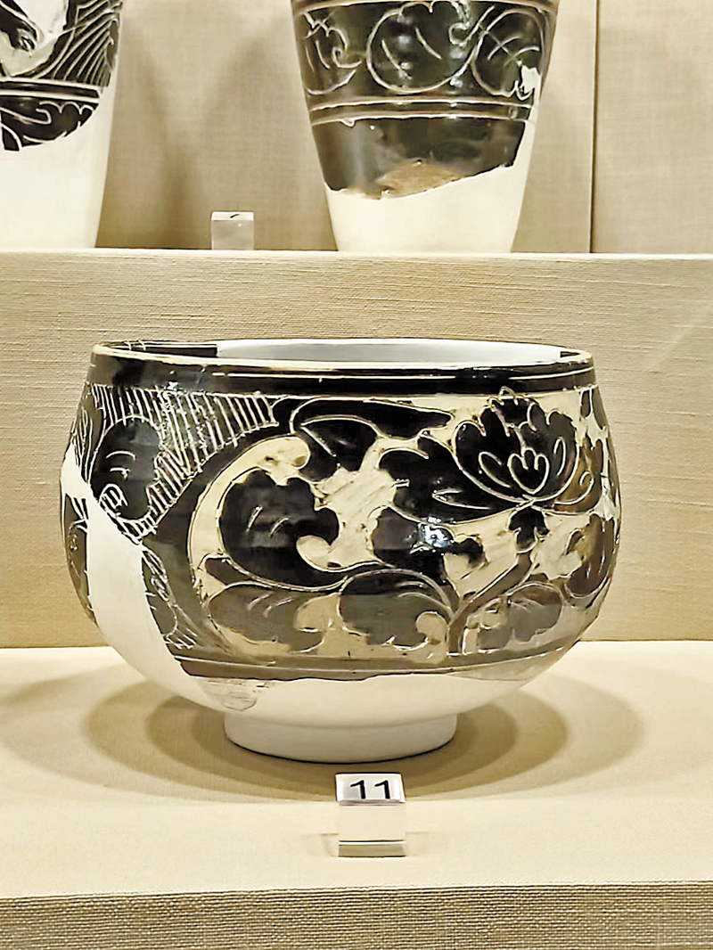 ◆黑釉剔刻花缽