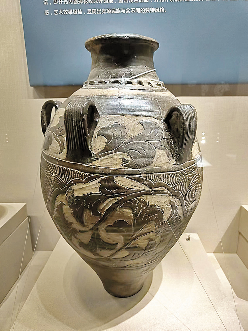 ◆六系剔刻花罐