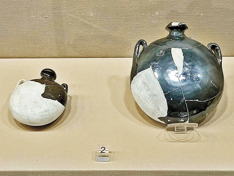 ◆黑釉雙耳瓷扁壺