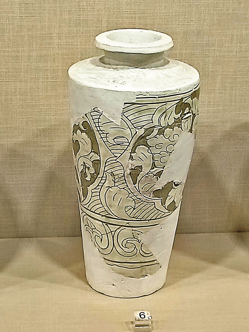 ◆白釉剔刻牡丹花經瓶