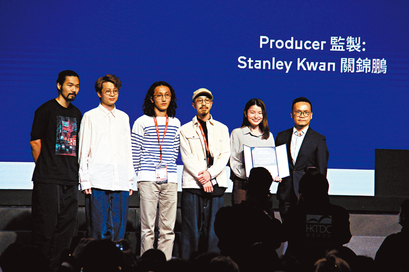 ◆香港年輕電影人祝紫嫣與《但願人長久》團隊領獎。