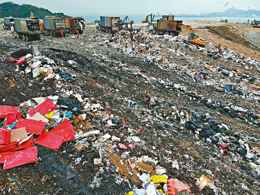 ◆與流浮山下白泥只有300米之隔的新界西堆填區，每天需處理大量垃圾，令村民擔心是「蠅患」源頭。
