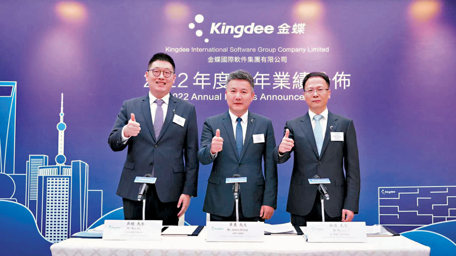 ◆ 章勇（中）表示，公司研發的解決方案正處於轉化階段。香港文匯報記者 攝