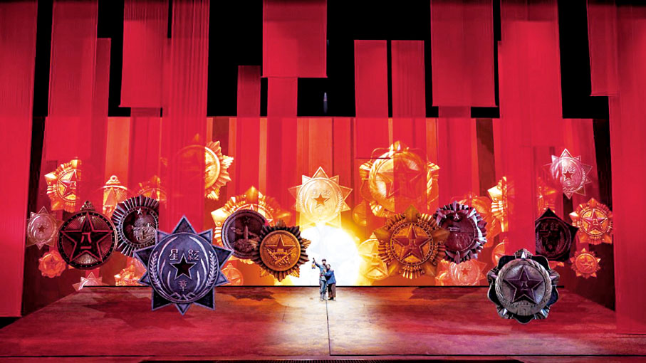 ◆年輕的紅軍戰士與母親訴說着萬水千山的牽掛。