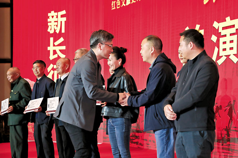 ◆總導演肖向榮向紅軍後代們贈送了《長征第一渡》首演紀念票。