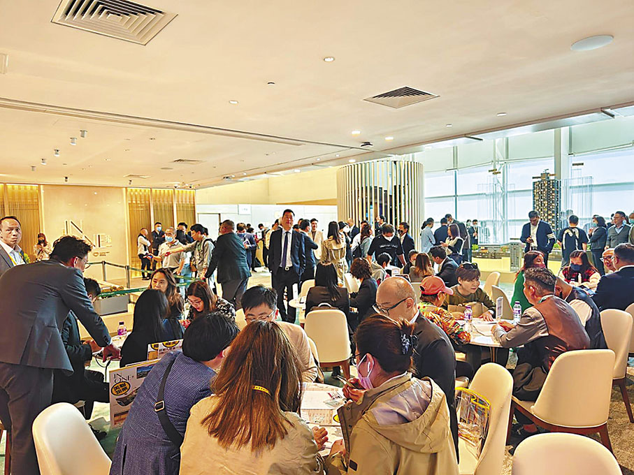 ◆瑜一IB期售樓處有大批人士詢問。