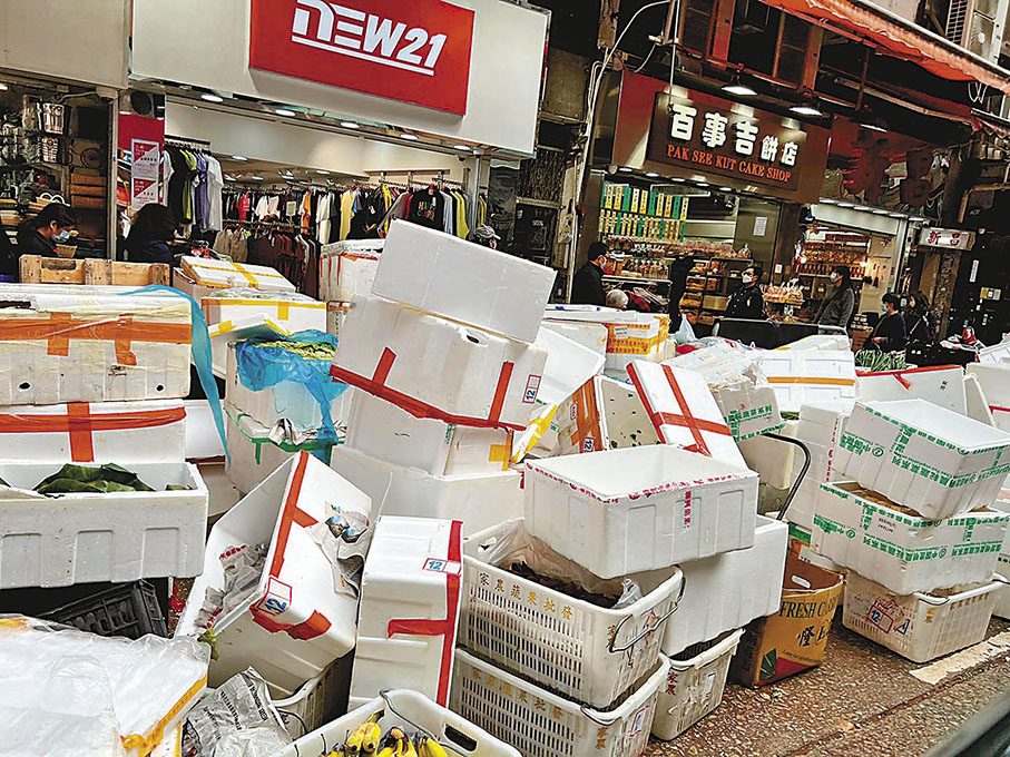 ◆ 堆置在香港街道上的發泡膠箱。 資料圖片