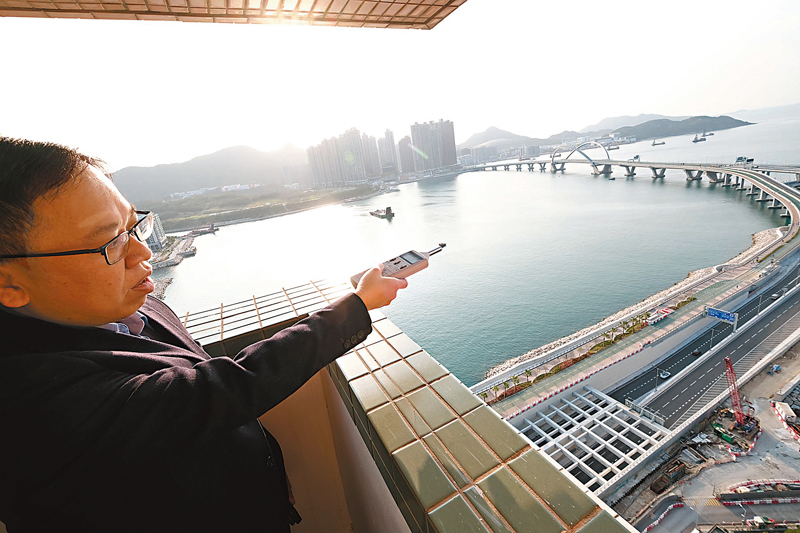 ◆維景灣畔業主委員會主席陳先生測量噪音。 香港文匯報記者涂穴  攝