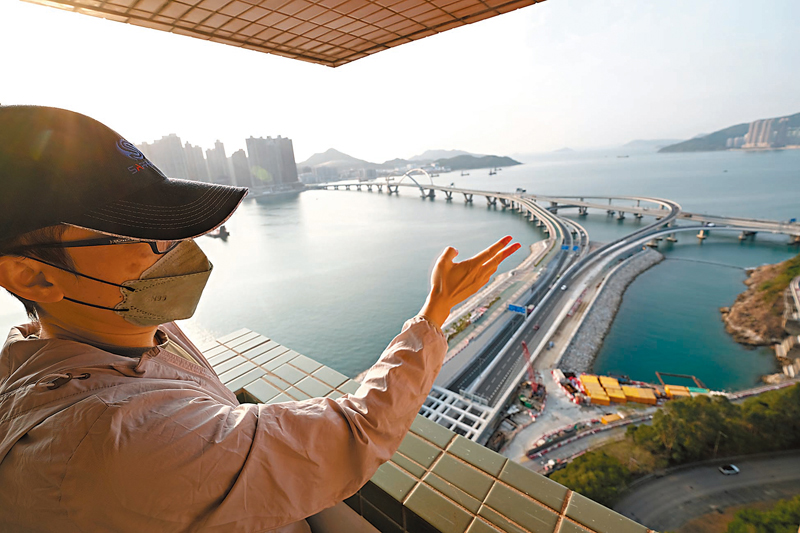 ◆趙先生的單位其中一個賣點是可以飽覽無敵海灣景色，惟大橋由施工到落成啟用，為他帶來噪音苦惱。香港文匯報記者涂穴  攝